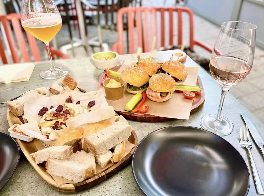 Bij Ons, Borrel en meer