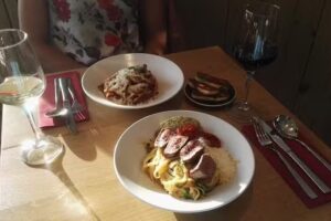 GILLIA sourit et mange des pâtes