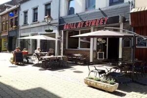GRILL AUF DER STRASSE