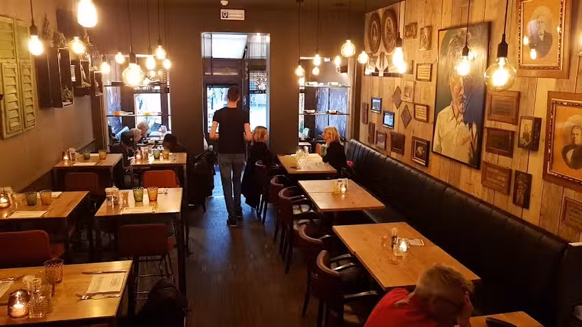 In der Stimmung – Abendessen im Park