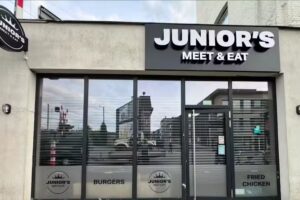 Juniors meet and eat