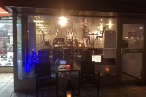 Les pieds sous la table