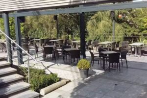 Die Terrassen des Minigolfs