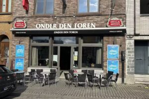 Unter dem Turm in Aless 🍺