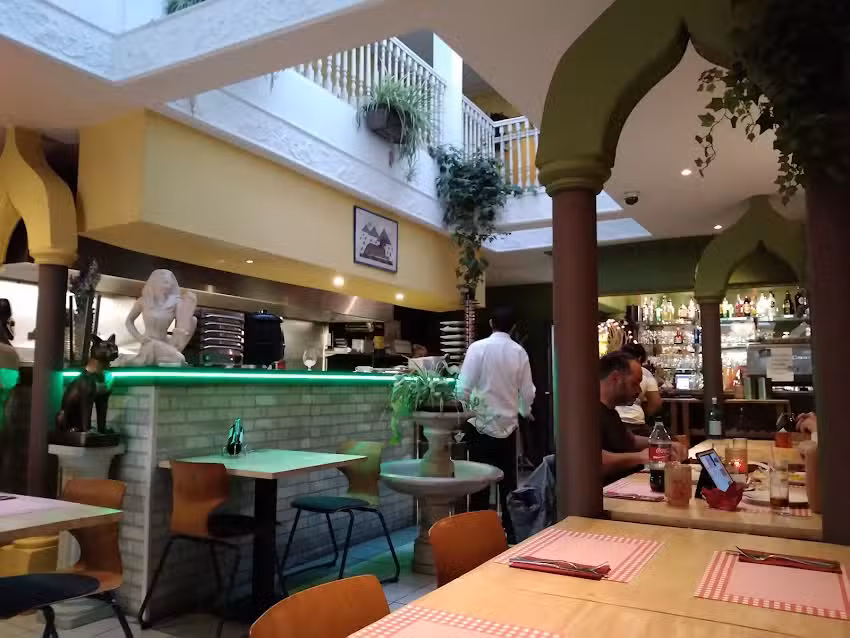 Restaurant Egyptien Pyramide &ndash; La Louvi&egrave;re