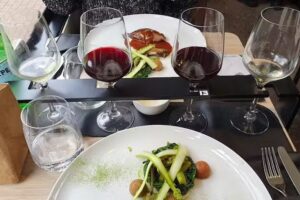 Straßenbahn-Erlebnis: gastronomisches Konzept an Bord einer in ein Restaurant umgewandelten Straßenbahn