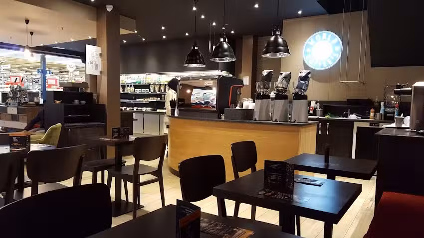 Cora Chatelineau, spécialiste du shopping chez World Coffee